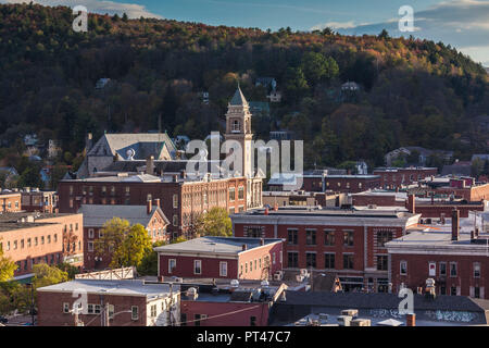 USA, New England, New York, Montpelier, élevée sur la ville, coucher de soleil Banque D'Images