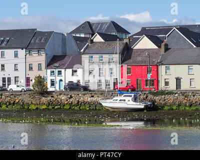 GALWAY, IRLANDE - Août 3, 2018 : vue depuis le bassin de Claddagh, de l'autre côté de la rivière Corrib, vers la rue connue sous le nom de longue marche dans Galway, Irlande. Banque D'Images