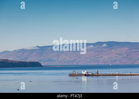 Canada, Québec , région de la Capitale-Nationale, de Charlevoix, de Saint Joseph de la rive, portrait de l'île aux Coudres Ferry Pier, automne Banque D'Images