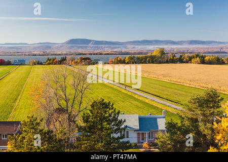 Canada, Québec, région de Chaudière-Appalaches, Berthier-sur-Mer, automne paysage élevée par Saint Laurent Banque D'Images