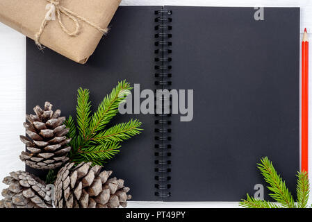 Composition de Noël avec un ordinateur portable et décorations de Noël Banque D'Images