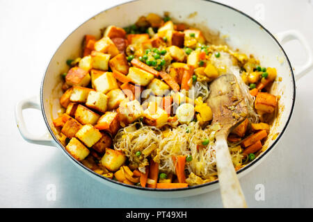 Les nouilles de riz avec paneer fromage, petits pois et carottes Banque D'Images