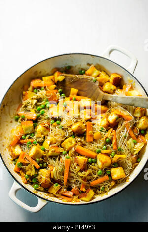 Les nouilles de riz avec paneer fromage, petits pois et carottes Banque D'Images