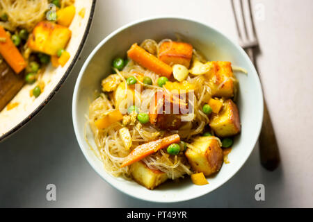 Les nouilles de riz avec paneer fromage, petits pois et carottes Banque D'Images