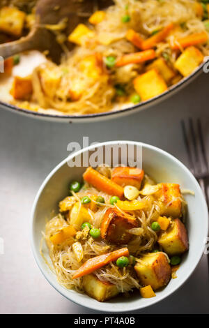 Les nouilles de riz avec paneer fromage, petits pois et carottes Banque D'Images