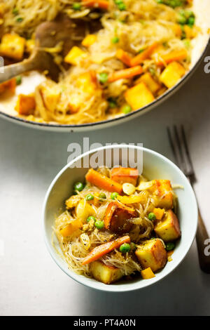 Les nouilles de riz avec paneer fromage, petits pois et carottes Banque D'Images