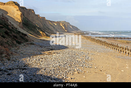 Une vue le long de la plage vers Beeston bosse sur la côte nord du comté de Norfolk à West Runton, Norfolk, Angleterre, Royaume-Uni, Europe. Banque D'Images