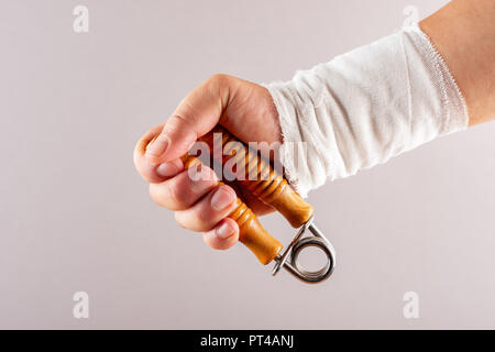 Blessé part faire des exercices de rééducation en appuyant sur une main d'une forme trainer Banque D'Images