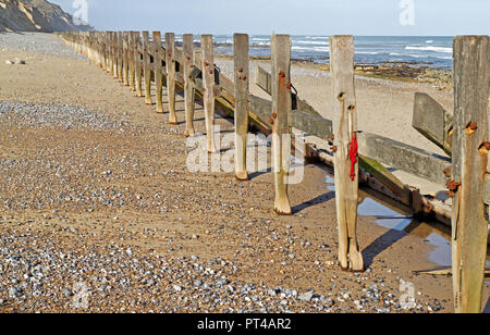 La détérioration et l'érosion des défenses de la mer sur la côte nord du comté de Norfolk à West Runton, Norfolk, Angleterre, Royaume-Uni, Europe. Banque D'Images