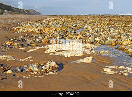 Vue d'un lit de silex et de craie exposée à marée basse sur la côte nord du comté de Norfolk à West Runton, Norfolk, Angleterre, Royaume-Uni, Europe. Banque D'Images