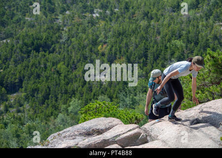 Les jeunes randonneurs brouillant jusqu'Beehive Trail, Bar Harbor, ME 04609, USA Banque D'Images