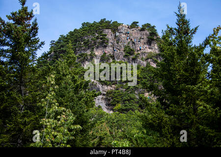 Falaises de ruche, le Beehive Trail randonnée en montagne, l'Acadia National Park, Maine, USA Banque D'Images