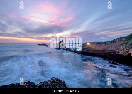 Coucher de soleil sur le célèbre Rocher de La Vierge à Biarritz, Pays Basque, France. Banque D'Images