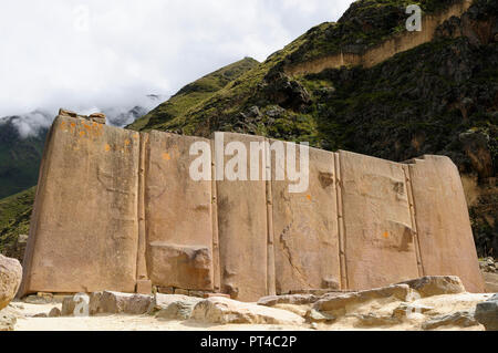 Le Pérou, Ollantaytambo - forteresse Inca dans la vallée sacrée dans les Andes péruviennes. La photo présente des pierres géantes du temple du Soleil Banque D'Images