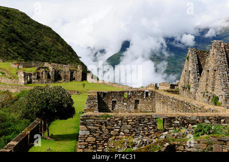 Pérou - Choquequirao ruines perdues (mini - Machu Picchu), à distance, les spectaculaires ruines Incas près de Cuzco Banque D'Images