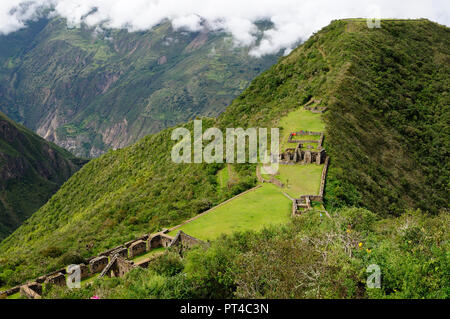 Pérou - Choquequirao ruines perdues (mini - Machu Picchu), à distance, les spectaculaires ruines Incas près de Cuzco Banque D'Images