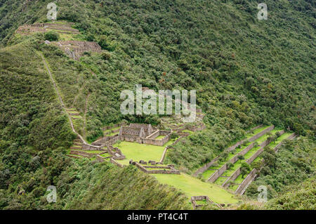 Pérou - Choquequirao ruines perdues (mini - Machu Picchu), à distance, les spectaculaires ruines Incas près de Cuzco Banque D'Images