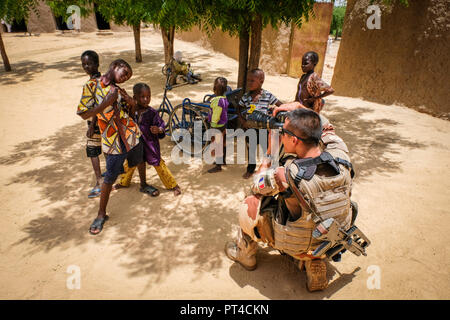 La base française de Gao au Mali est le plus grand de la Barkhane opération externe. C'est à partir de cette base que les opérations sont lancées contre des groupes armés terroristes.. Gao - Mali - août 2018. La base française de Gao au Mali est la plus importante de l'opération extérieure Barkhane. C'est depuis cette emprise que les opérations sont lancées contre les groupes armés terroristes.. Gao - Mali - août 2018. Banque D'Images