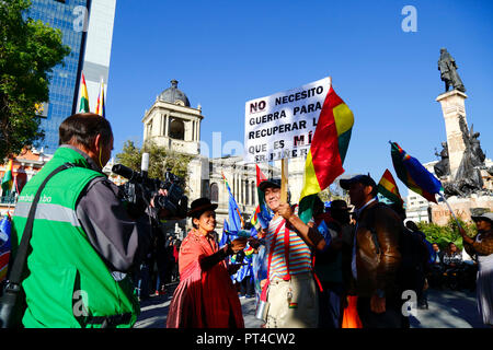 Un journaliste pour l'Aymara Bolivie plat chaîne d'etat interviews un homme habillé comme El Chavo du sitcom mexicain El Chavo del Ocho, La Paz, Bolivie Banque D'Images