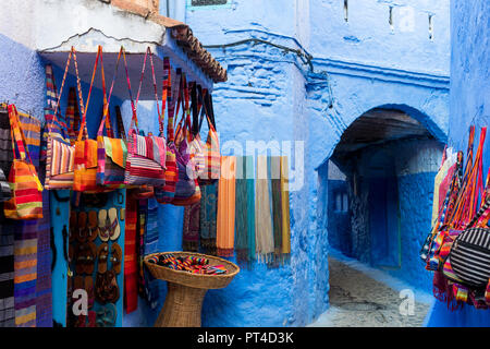 Vente de souvenirs dans les rues de Chefchaouen au Maroc Banque D'Images