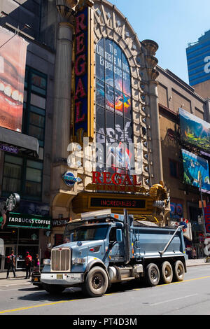 Un énorme camion durs dans les rues de Times Square à Manhattan, New York Banque D'Images