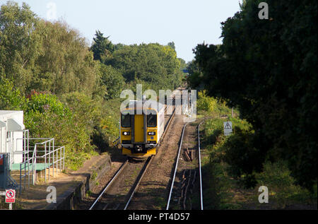 Une seule classe de chariot diesel 153 153314 numéro un plus grand travail de Trimley Anglia approchant sur la direction générale de Felixstowe. Banque D'Images