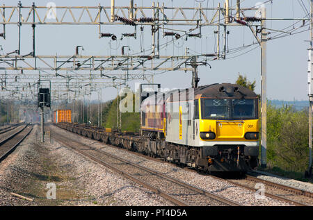 Une locomotive électrique de la classe 92 nombre 92007 avec une classe 66 nombre de locomotives diesel 66054 dit travailler une approche intermodale Cheddin légèrement chargé Banque D'Images