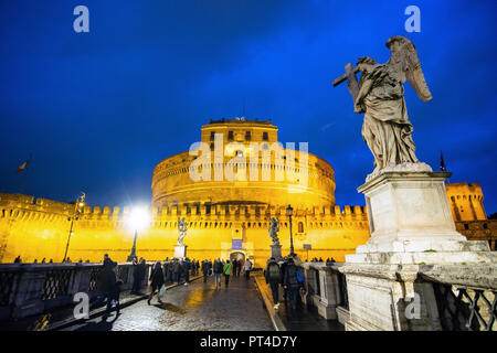 Rome, Italie - 07 mars, 2018 : Sculpture d'un ange sur un pont en face du mausolée d'Hadrien également connu sous le nom de Saint Angelo Castel ou Castel Saint Banque D'Images