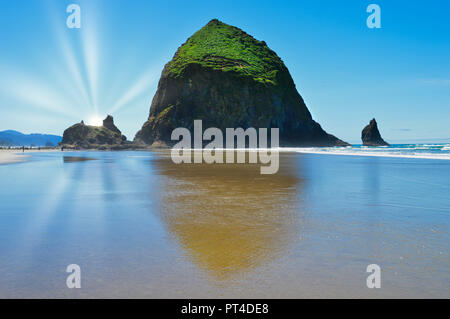 Sunrise at Haystack Rock, Oregon Banque D'Images