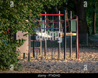 Image de playgound en bois dans le sable au cours de l'aube Banque D'Images