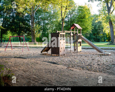 Image de playgound en bois dans le sable au cours de l'aube Banque D'Images