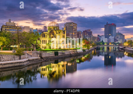 Hiroshima, Japon skyline et le dôme atomique au crépuscule sur la rivière. Banque D'Images