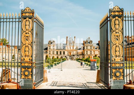 Fontainebleau, France - 28 août 2017 : vue sur la porte d'or et le célèbre palais de Fontainebleau situé sur le sud-est de Paris en France Banque D'Images