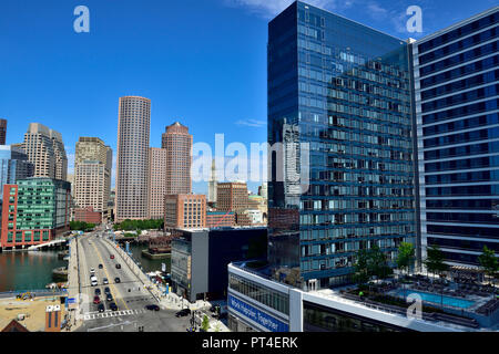 Le centre-ville de Boston skyline. Seaport Blvd menant dans le quartier commercial. Banque D'Images