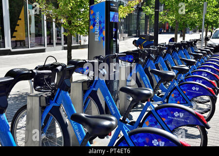 Rangée de Boston en Bluebikes, une station vélo public système part à Boston, Cambridge et Somerville, Massachusetts, USA Banque D'Images