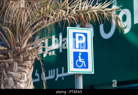 Signe de route des personnes handicapées dans la ville de DUBAÏ, ÉMIRATS ARABES UNIS Banque D'Images