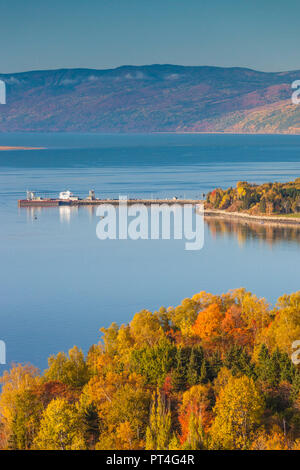 Canada, Québec , région de la Capitale-Nationale, de Charlevoix, de Saint Joseph de la rive, portrait de l'île aux Coudres Ferry Pier, automne Banque D'Images