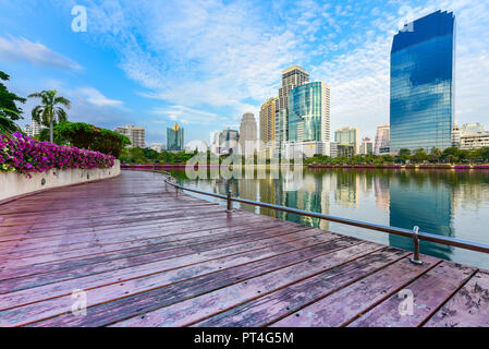 Paysage urbain de Bangkok vue du parc Benjakiti dans la soirée, la Thaïlande Banque D'Images