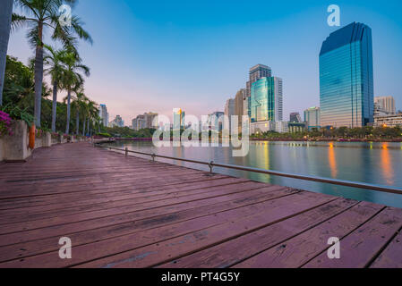 Paysage urbain de Bangkok vue du parc Benjakiti dans la soirée, la Thaïlande Banque D'Images