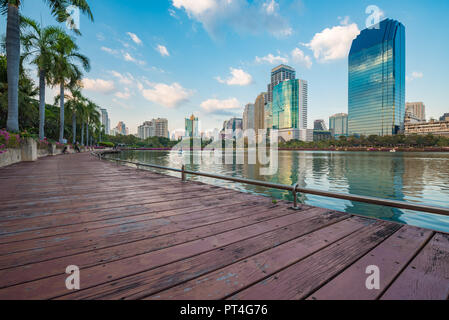 Paysage urbain de Bangkok vue du parc Benjakiti dans la soirée, la Thaïlande Banque D'Images