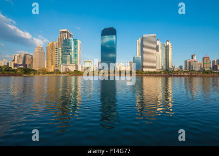 Paysage urbain de Bangkok vue du parc Benjakiti dans la soirée, la Thaïlande Banque D'Images