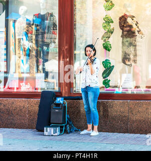 Kiev, Ukraine - 22 septembre, 2018 : Une jeune femme joue du violon sur la rue Khreshchatyk, dans le centre-ville. Banque D'Images