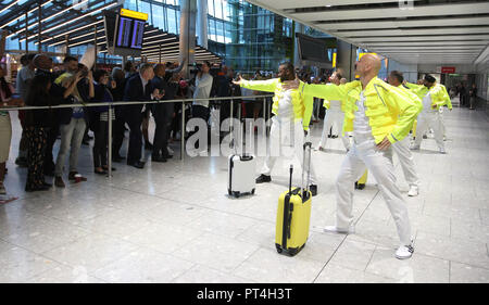 British Airways et Heathrow bagagistes effectuer des hommages à un bagagiste Heathrow Freddie Mercury pour la Reine de la légende d'anniversaire du 5 septembre à Heathrow T5. Les bagagistes ont pris des leçons à apprendre une chorégraphie professionnelle routine complète pour "je veux sortir" dans le cadre d'une célébration spéciale en avant de la sortie de Bohemian Rhapsody, la nouvelle reine film sorti le 24 octobre. Où : London, Royaume-Uni Quand : 05 Septembre 2018 : Joe Pepler/crédit/WENN.com PinPep Banque D'Images