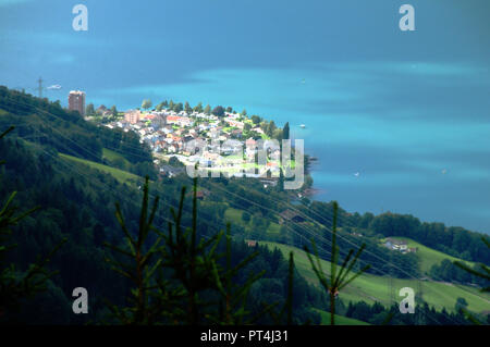 Vue aérienne du village de Murg sur le Walensee, Alpes Suisses Banque D'Images