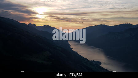 Coucher de soleil sur le lac Walensee shot de Flumserberg, Alpes Suisses Banque D'Images