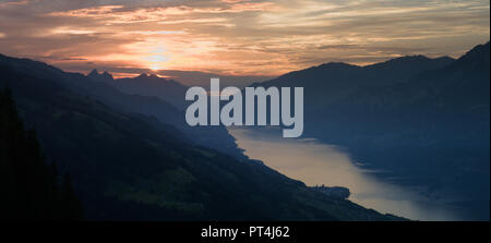 Coucher de soleil sur le lac Walensee shot de Flumserberg, Alpes Suisses Banque D'Images