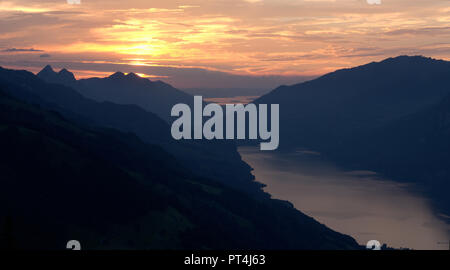 Coucher de soleil sur le lac Walensee shot de Flumserberg, Alpes Suisses Banque D'Images