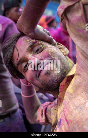Homme couvert de couleurs lors d'un festival hindou, Old Delhi, Inde Banque D'Images