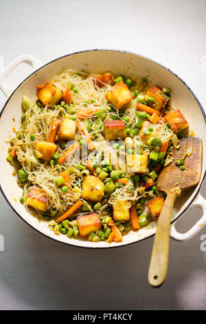 Les nouilles de riz avec paneer fromage, petits pois et carottes Banque D'Images