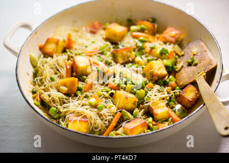 Les nouilles de riz avec paneer fromage, petits pois et carottes Banque D'Images